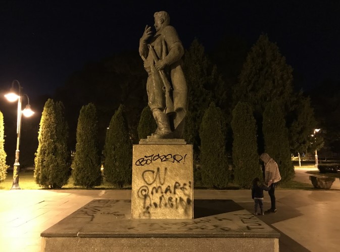 Вандализиран споменикот на Гоце Делчев во Градскиот парк (ФОТО)