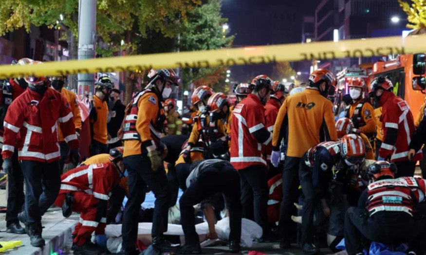 ВОЗНЕМИРУВАЧКО ВИДЕО: Доктори реанимираат луѓе на улица, 59 загинати во стампедо во Сеул