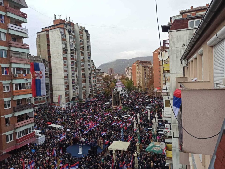 Заврши собирот на Србите во Митровица: Испратија пораки за мир без инциденти (ФОТО+ВИДЕО)
