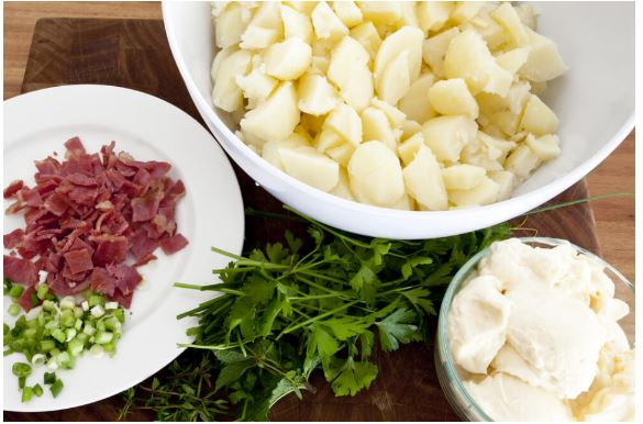 Брзо, лесно и вкусно: Салата од компири на поинаков начин (РЕЦЕПТ)