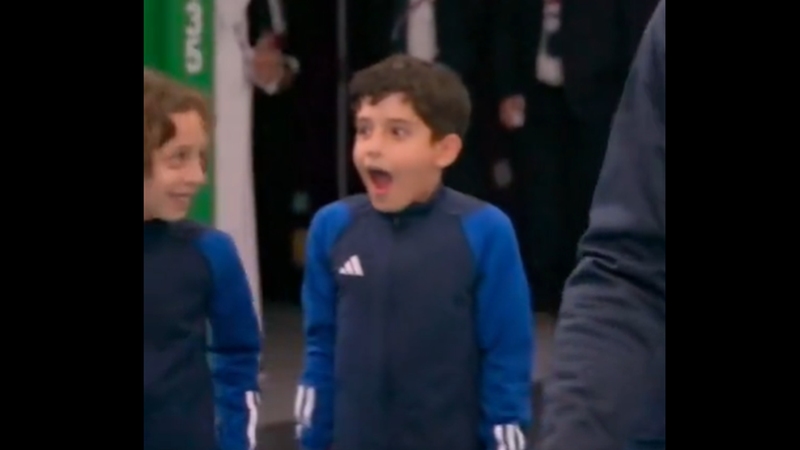 Реакцијата на детето кое се поздрави со Кристијано Роналдо (ВИДЕО)