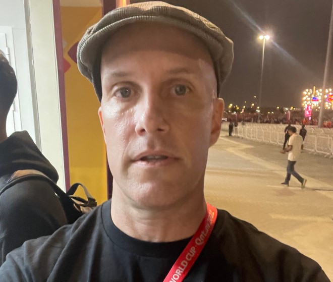 ДРАМА ВО КАТАР: Американски новинар приведен на стадион поради маичката која ја носел – откако настанал хаос му се извиниле и од ФИФА! (ФОТО)