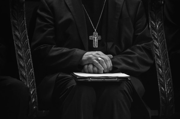 Единаесет француски бискупи обвинети за сексуално насилство