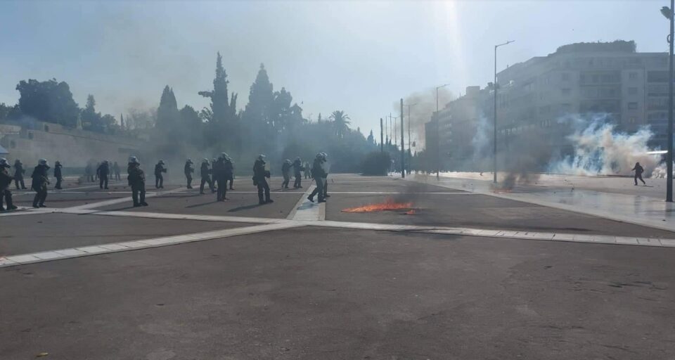 ХАОС ВО АТИНА: Молотов коктел и солзавец пред грчкиот Парламент, се случија инциденти  (ФОТО)