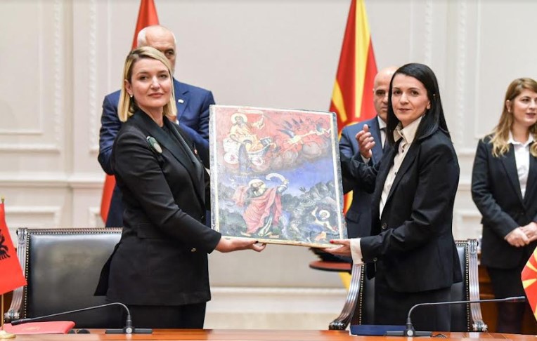 Костадиновска-Стојчевска: Со потпишаниот Договор со Албанија, 20 икони се враќаат назад во земјава