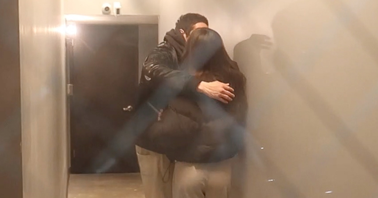 НЕ УСПЕАЈА ДА ЈА СОКРИЈАТ СТРАСТА: Емили Ратајковски и поранешниот на Кардашијан „фатени“ како се бакнуваат (ФОТО)