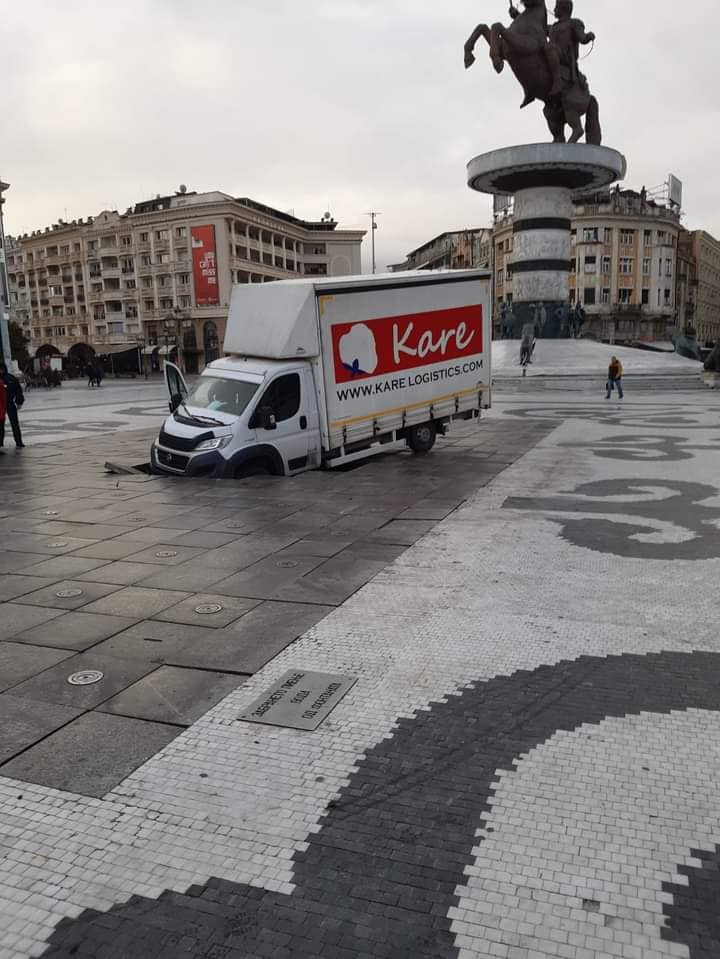 ФОТО: Пак пропадна камион на скопскиот плоштад