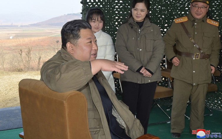 Севернокорејскиот лидер за првпат покажа фотографија со својата ќерка