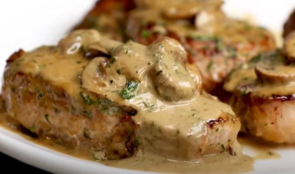 Јадење за вистински гурмани: Запечен свински котлет во сос од печурки (РЕЦЕПТ+ВИДЕО)