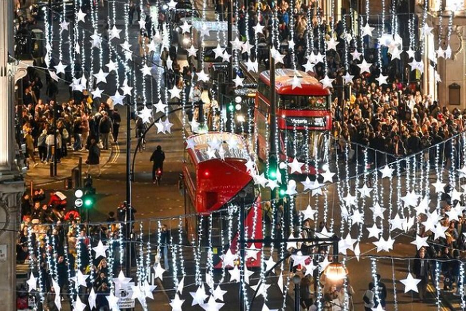 ФОТО: Празничната магија веќе пристигна во Лондон, светилките блеснаа во градот