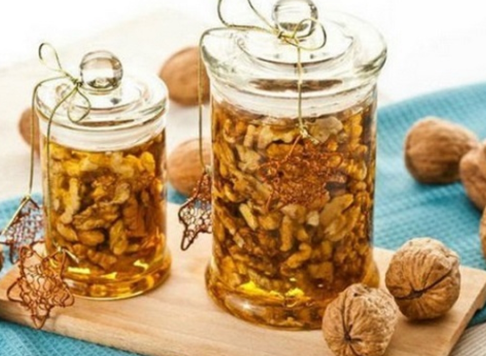СЛАДОК ЛЕК: Мед и ореви во тегла – од што сè ќе ве заштитат оваа зима?