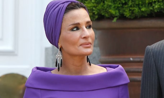 ОЧИТЕ НА СВЕТОТ ВПЕРЕНИ ВО НЕА – мајката на сегашниот емир ги помести модните граници во арапскиот свет, еве како се појави на отворањето на СП (ФОТО)