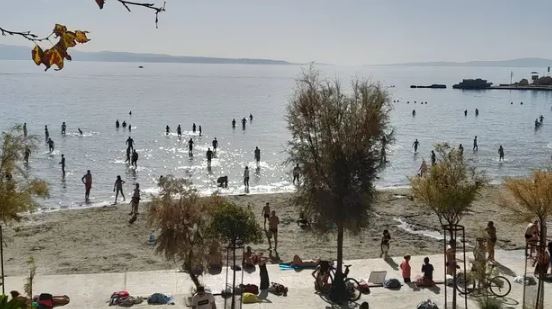 ФОТО: Први ноември, плажите во Сплит полни со капачи