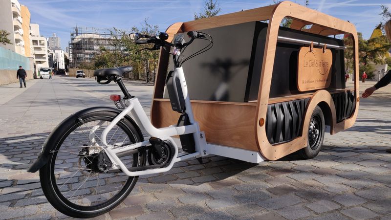 ФОТО: Дизајнирано погребно возило движено од велосипед, целта е да се намали загадувањето