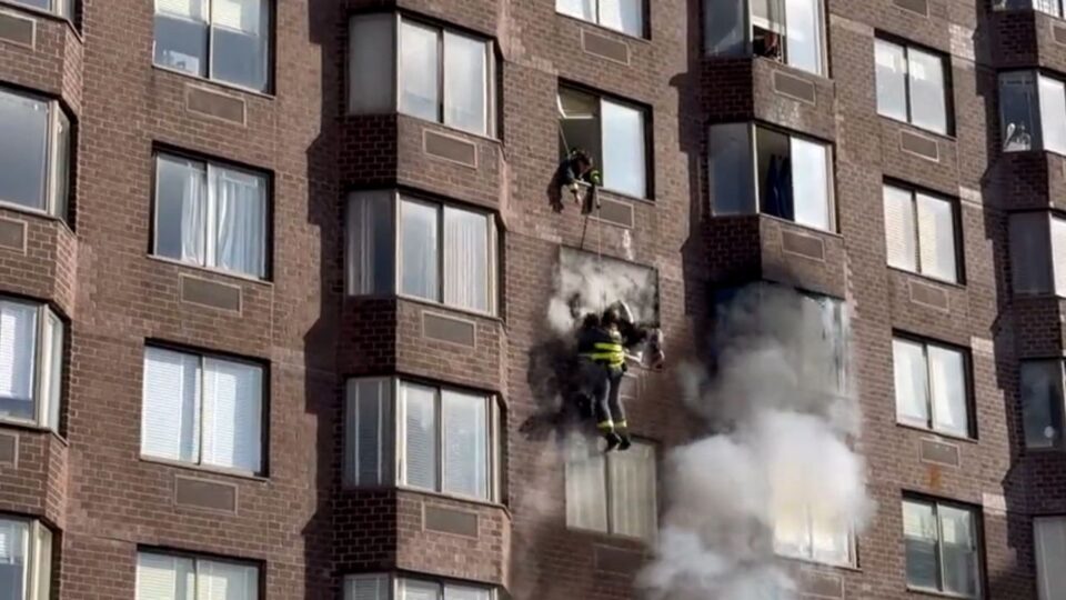 ВИДЕО: Пожар во облакодер во Менхетен, повредени 38 лица