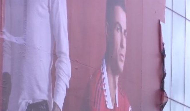 Јунајтед го возвраќа ударот: Тргнат постерот на Роналдо од „Олд Трафорд“ (ВИДЕО)