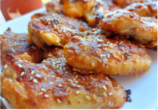 Јадење кое ќе ве собори од нозе: Крцкави пилешки крилца прелиени со мед