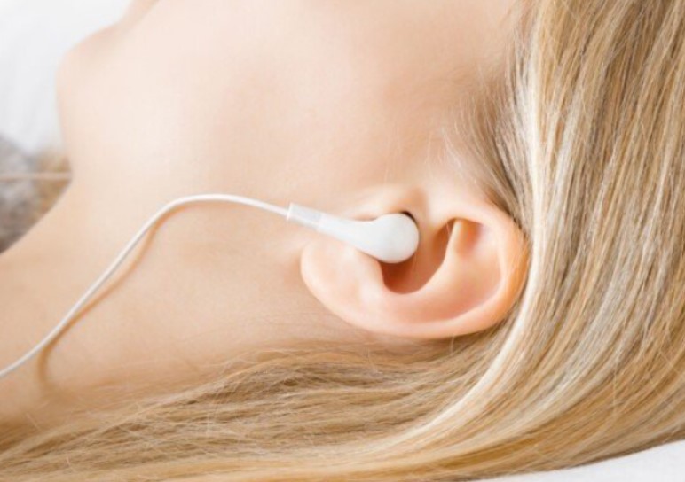 НЕ СМЕЕТЕ да спиете со слушалки во ушите, еве какви опасности ви се закануваат