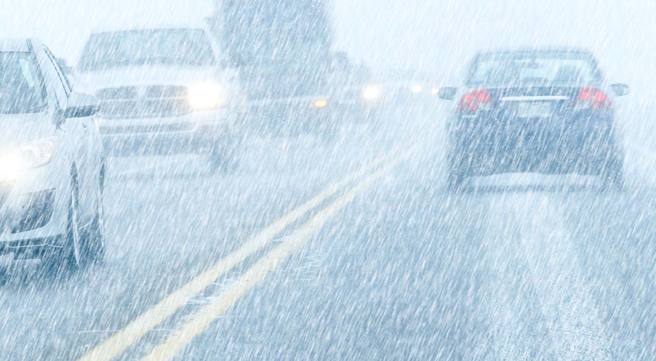 Влажни коловози на патиштата, снег во Делчево, Дебар, Ѓавато и Буково