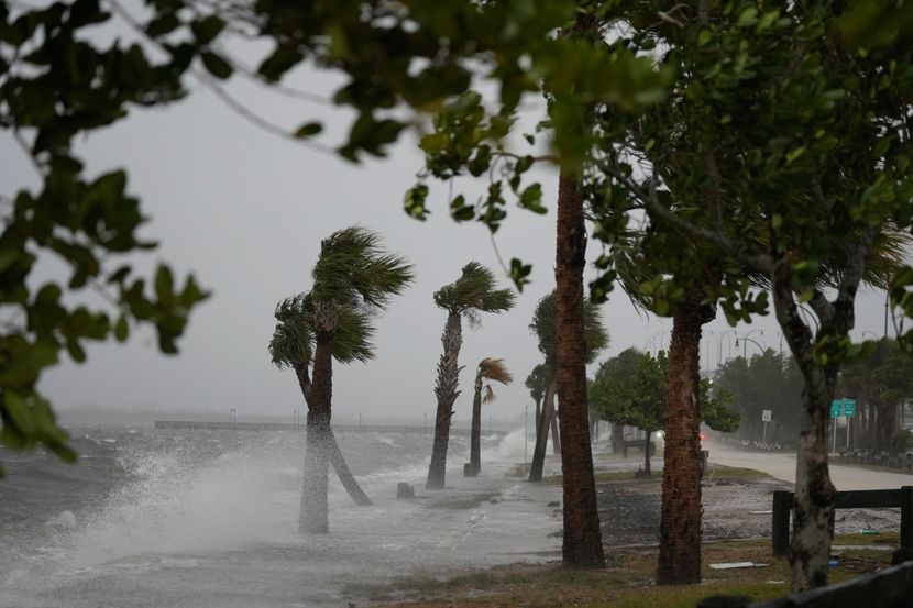 Ураганот Никол стигна до Флорида, ослабе во тропска бура