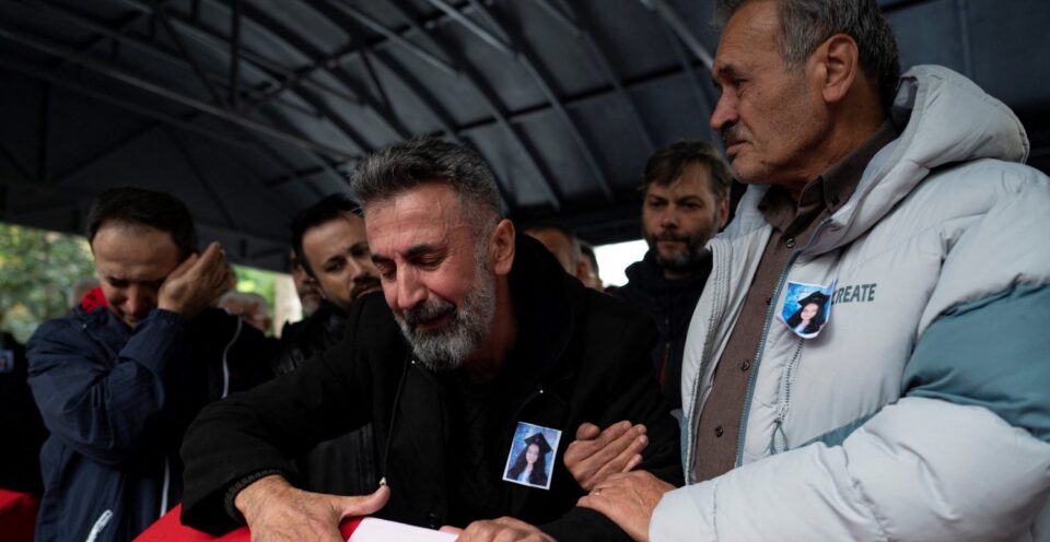 ЅВЕЗДАТА НА ТУРСКИТЕ СЕРИИ УНИШТЕН ОД БОЛКА – во терористичкиот напад во Истанбул загинале неговата сопруга и ќерка (ФОТО)