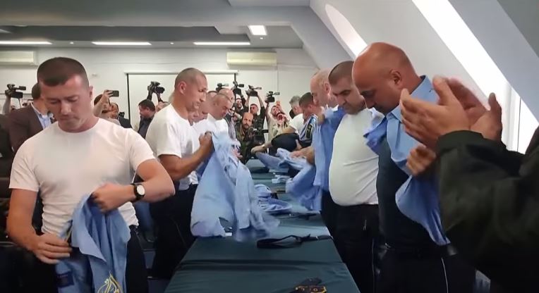 ФОТО: Ги соблекоа косовските униформи, полицајци Срби поднесоа оставки