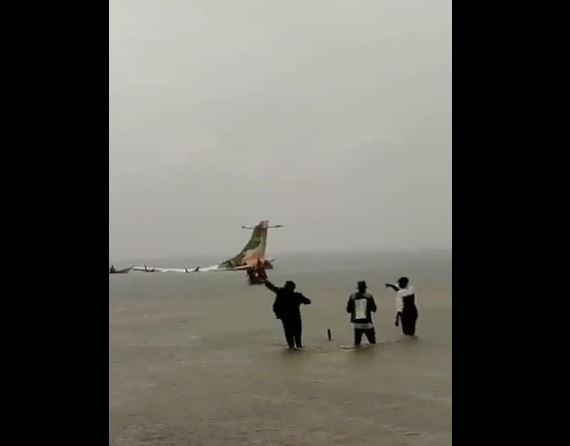 ВИДЕО: Патнички авион се урна во езеро, спасувачка операција во тек