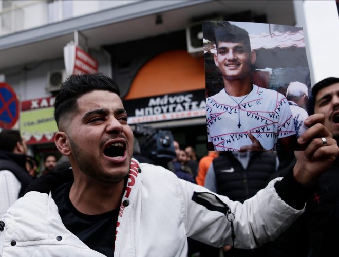 Неколку илјади демонстранти низ Атина и Солун по смртта на ромскиот тинејџер