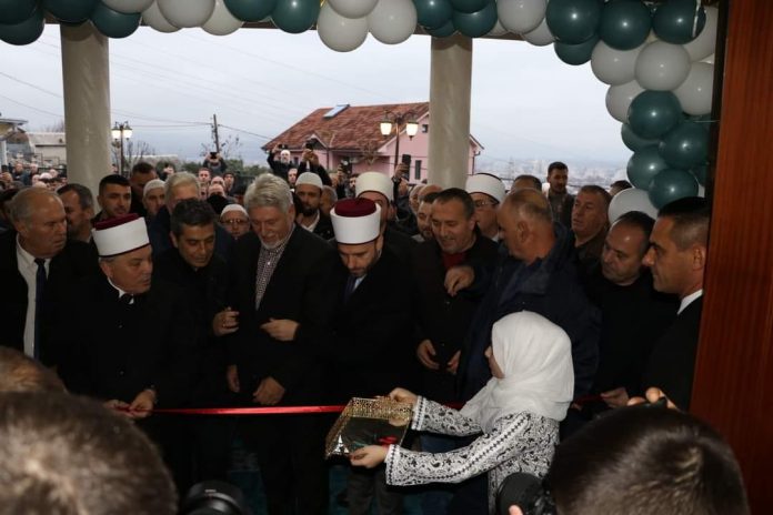 ФОТО: Јакимовски свечено пушти во употреба џамија во Карпош