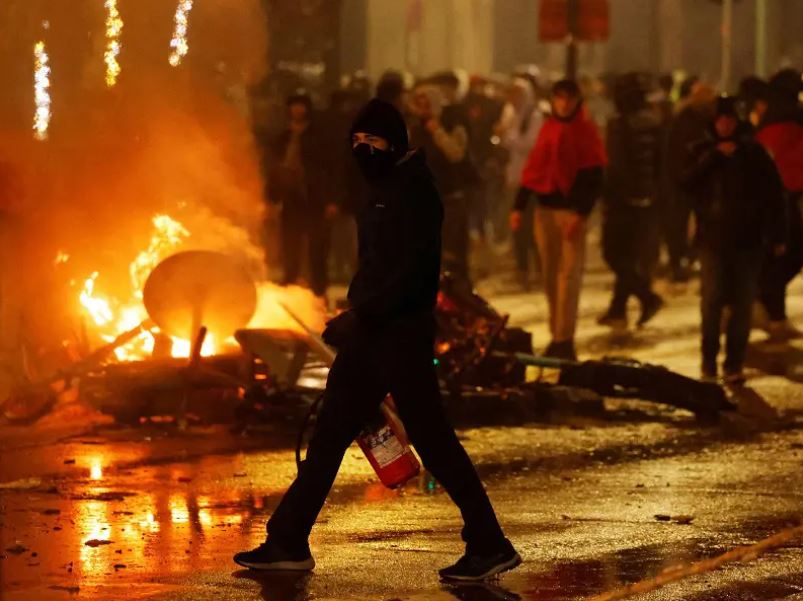 Хаос по натпреварот Франција – Мароко: Гореа улиците, масовни тепачки. Објавена е и страшна снимка од газење на дете (ВИДЕО)