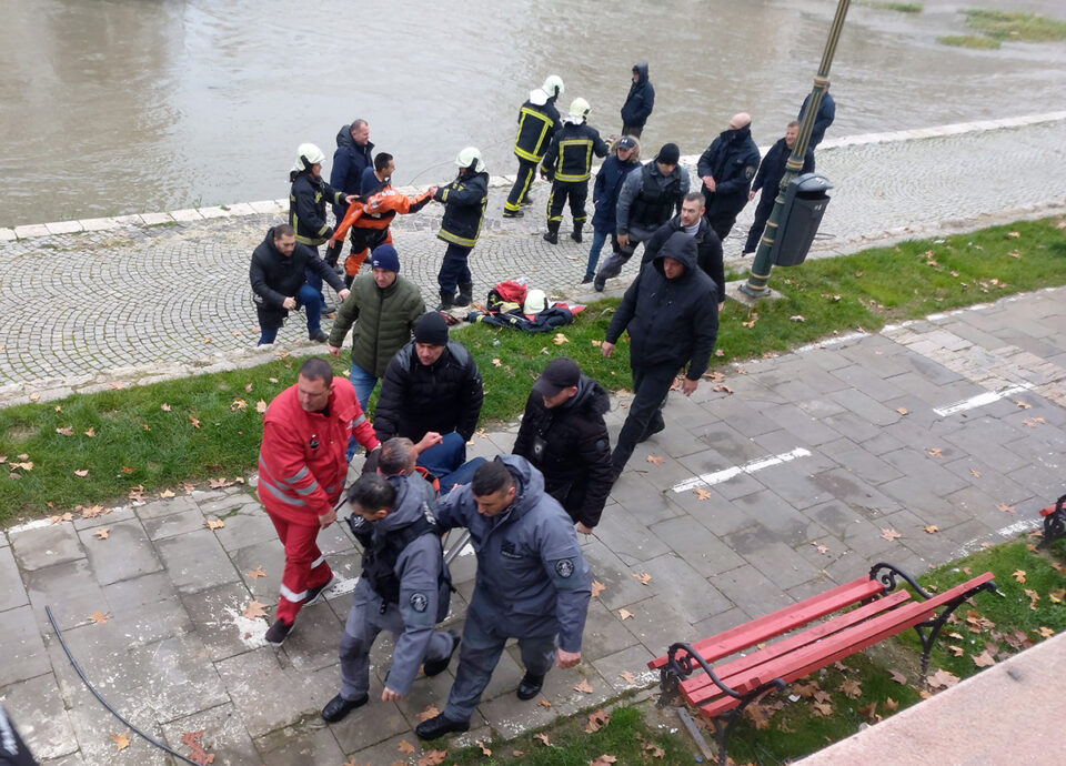 СЕ ФРЛИЛ ОД СКАЛИТЕ ПОД КАМЕНИ МОСТ – утрово спасен маж од реката Вардар (ФОТО)