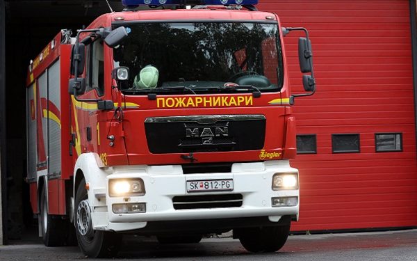 Вечерва гореше дуќан во Кисела Вода: Осум пожарникари и три возила на терен