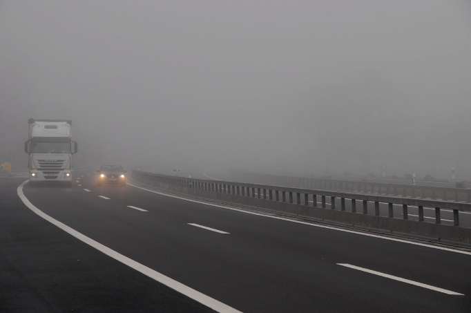 Поради магла намалена видливост во Полошко и Кичевско