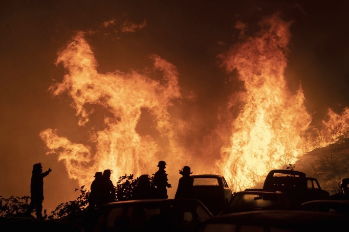 Двајца загинати во големите пожари во Чиле, изгореа 110 хектари шума и пристаништа