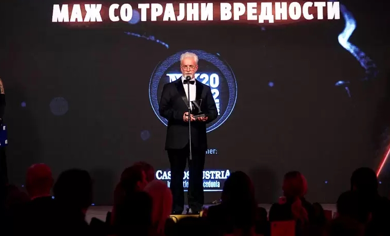 Наградата маж со трајни вредности заслужено во рацете на ректорот Миленковски