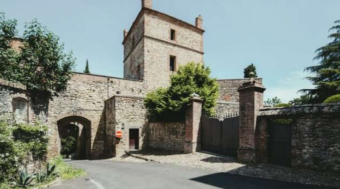 ФОТО: Средновековен замок се продава за два милиона евра