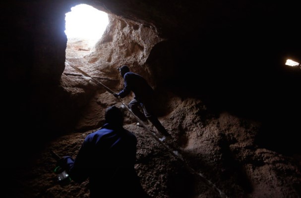 Продолжува операцијата за спасување на рударите затрупани во рудник за злато во Кина