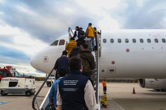Со чартер лет од Атина доброволно во Грузија се вратија 155 грузиски државјани