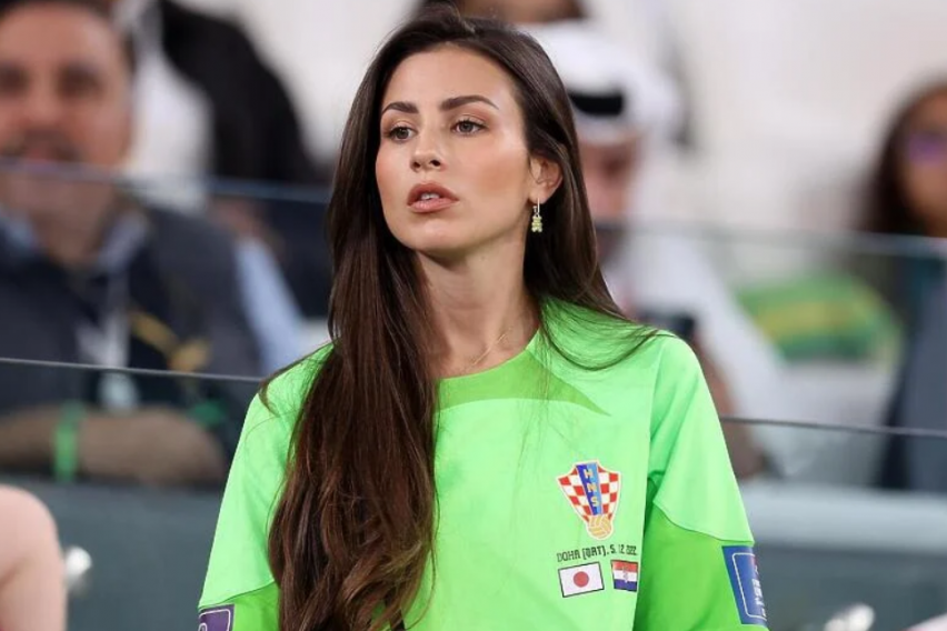 Сопругата на голманот на Хрватска со дресот искомбинирала обетки од луксузен бренд – еве каде можете да ги најдете
