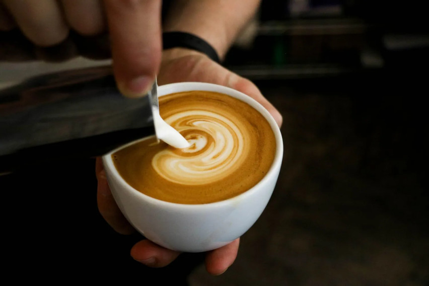 Млекото во комбинација со кафе поттикнува излачување на калциум, но тоа не е добар знак