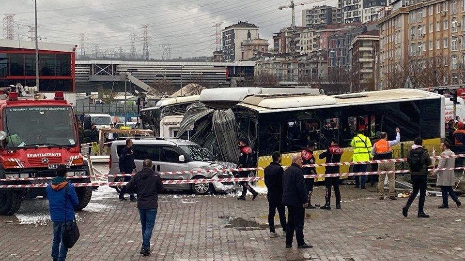 ВИДЕО: Тешка несреќа во Истанбул, трамвај преполови автобус, најмалку 33 повредени