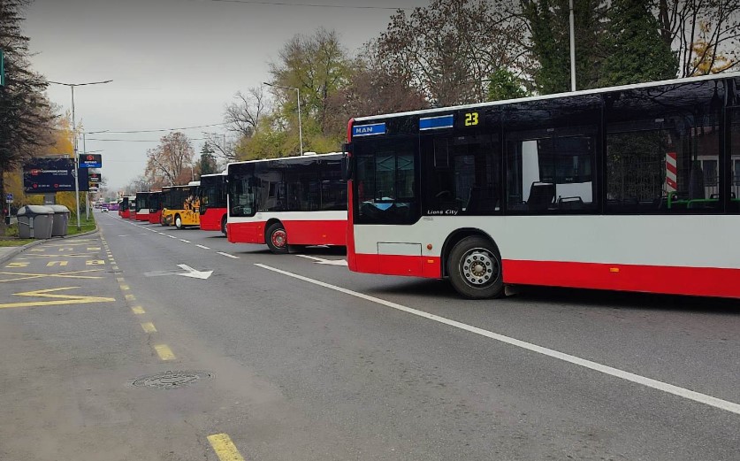 Блокадата продолжува на „Илинденска“ пред Град Скопје- превозниците бараат прием од Ковачевски
