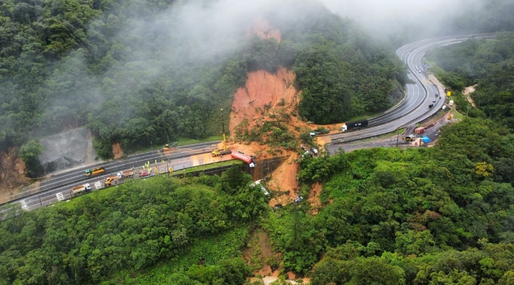 ФОТО: Свлечиште на автопат во Бразил, најмалку двајца загинати и 30 исчезнати
