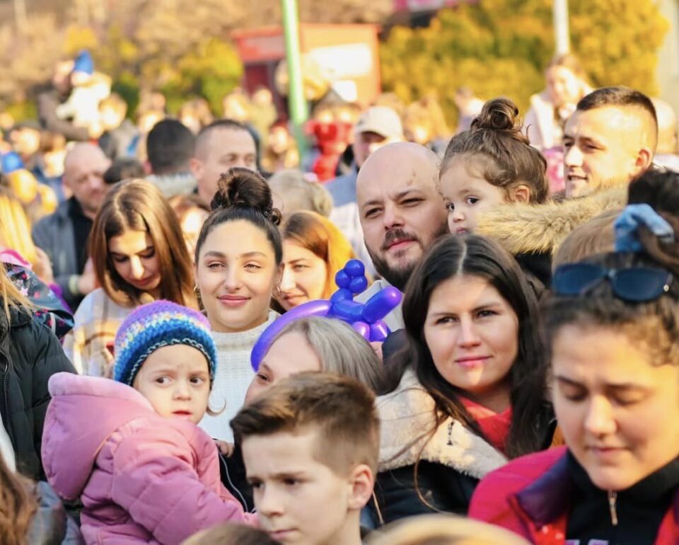 Новогодишна магија во општина Бутел – дечињата добија пакетчиња од Дедо Мраз