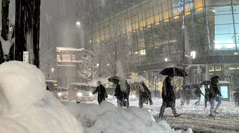 Рекордни снежни врнежи во Јапонија, најмалку 17 загинати и над 90 повредени