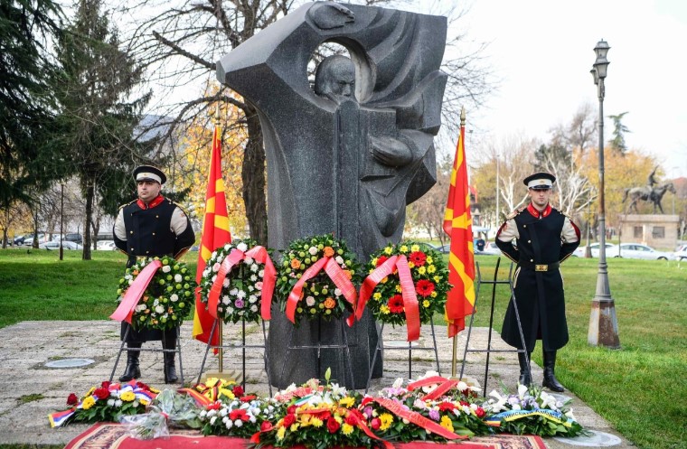 Владина делегација положи цвеќе на споменикот на Свети Климент Охридски пред НУБ во Скопје
