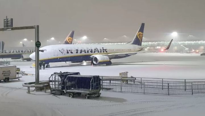 Аеродромите во Лондон ги откажуваат или одложуваат летовите поради лошото време