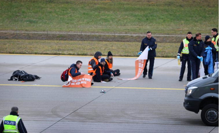 Климатските активисти на аеродромот во Минхен уапсени, пистата повторно во функција
