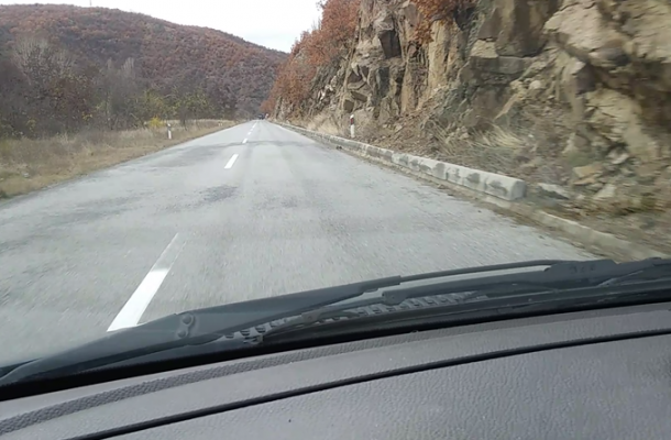 Поради одрони сообраќајот на патот Кичево – Охрид, кај Врбјани по една коловозна лента