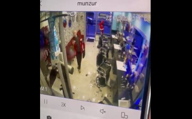 ВИДЕО: Снимка од нападот во Париз – Луѓе се криеле во фризерски салон, но напаѓачот влегол и таму